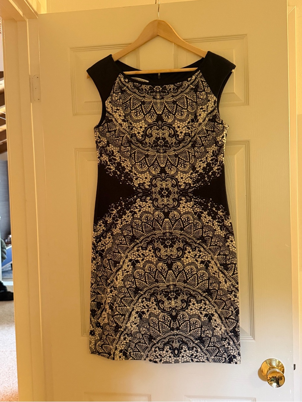 FLATTERING Maggy London Black and White Printed Midi Dress. Size 8